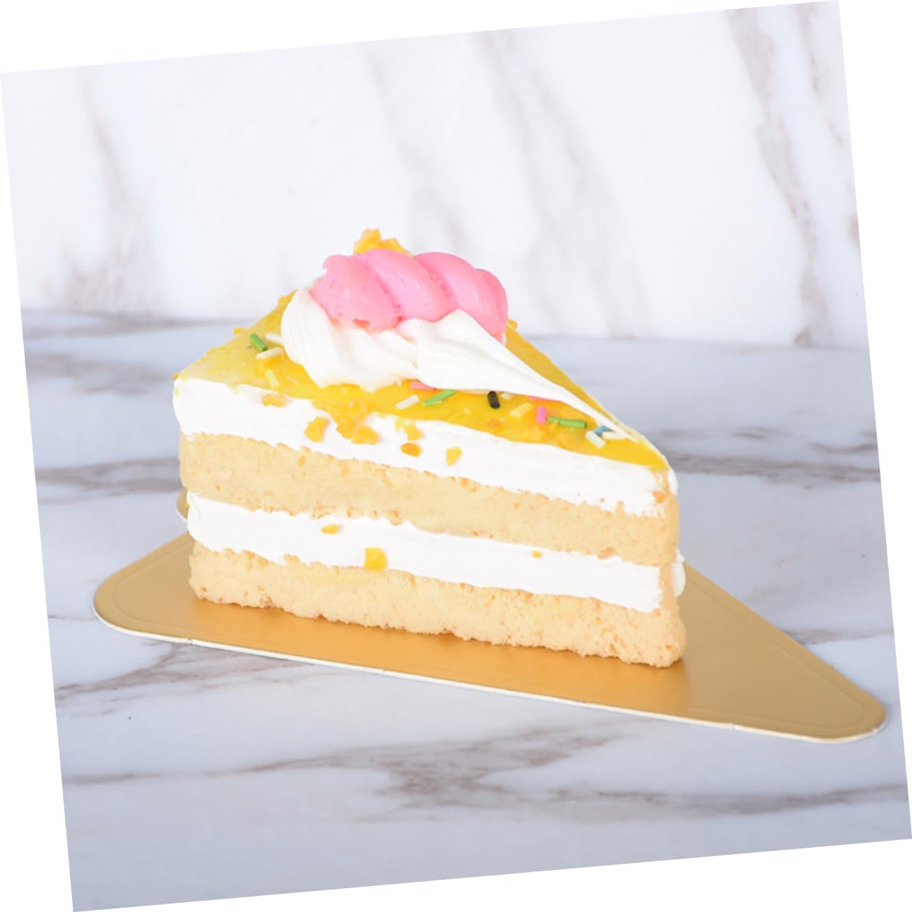 100pcs Triangle Cake Serving Base Mats Golden Cardboard Disposable Mousse Tray for Cakes and Events
