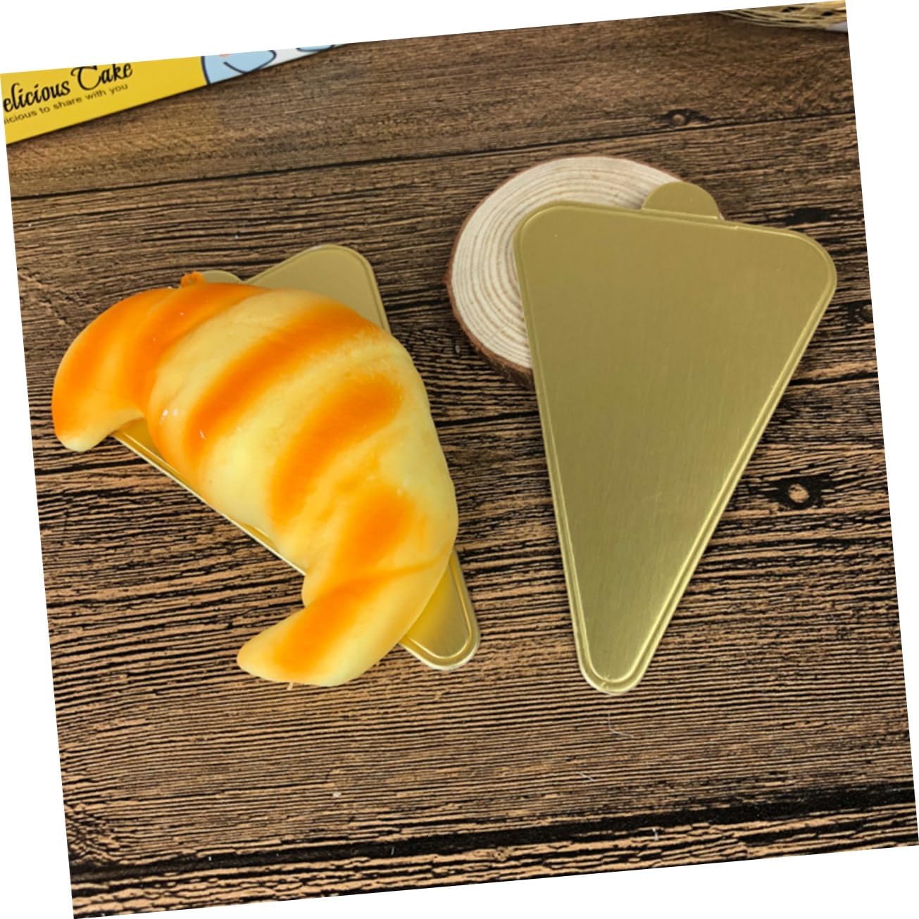 100pcs Triangle Cake Serving Base Mats Golden Cardboard Disposable Mousse Tray for Cakes and Events
