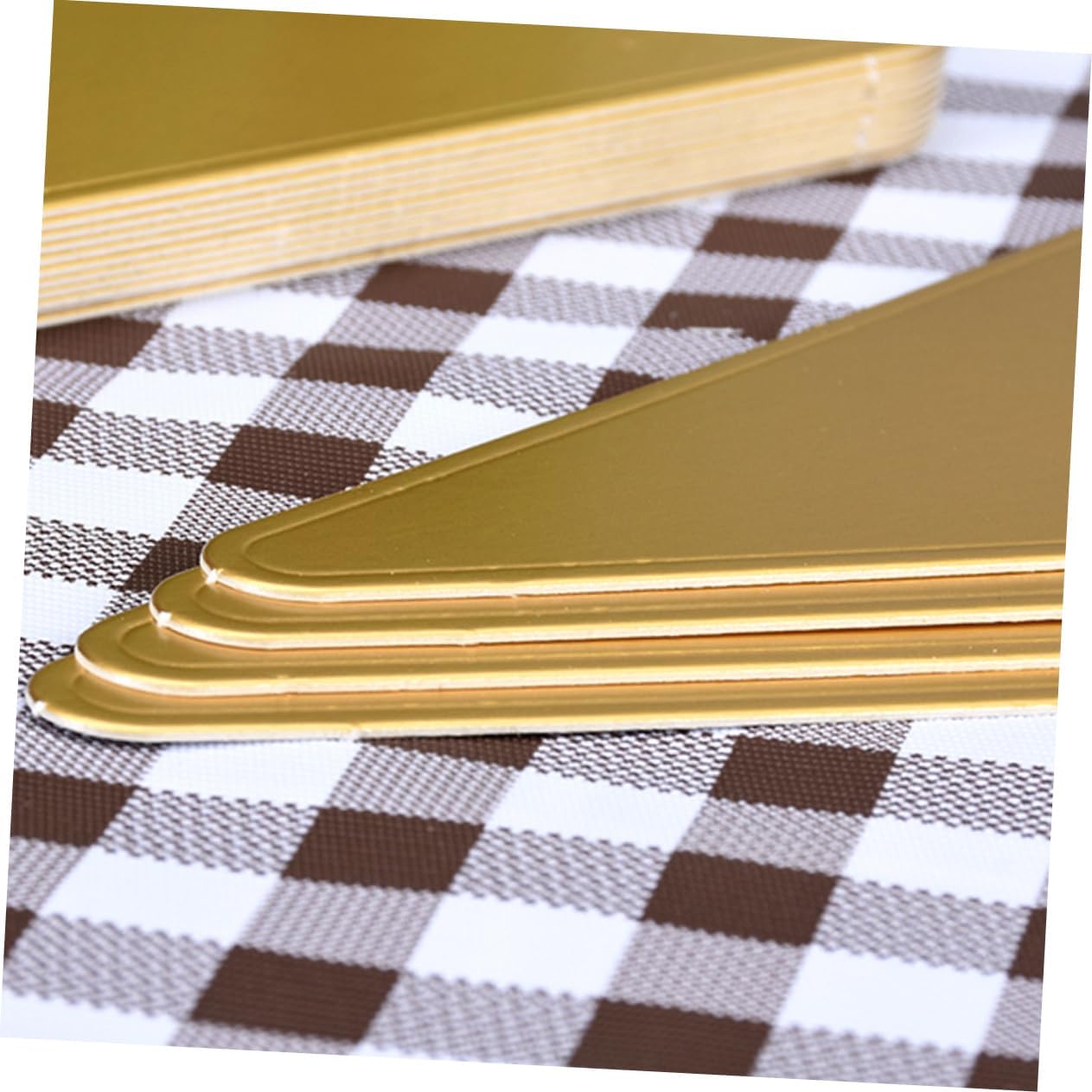 100pcs Triangle Cake Serving Base Mats Golden Cardboard Disposable Mousse Tray for Cakes and Events